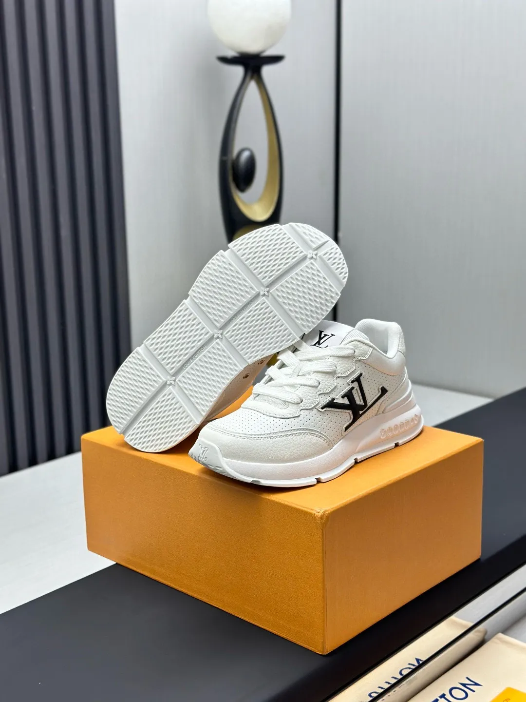 Factory price: 640💰Top version LV-Louis Vuitton-classic catwalk new style original 1:1 developed replica! ! The upper foot is very comfortable. It is made of luxurious materials and fine workmanship. The midsole is printed with English letters "Made in Europe". The upper is made of calfskin imported from Italy. The side is decorated with the brand's LOGO and signature. The latest latex foot pads and mesh lining make the foot feel super comfortable. The original two-color TPU combination outsole is specially provided by the original factory. Bag technology Goodyear stitched edges Fabric: Exclusive custom first-layer cowhide Accessories: Exclusive private model Vuitton logo, lining: Customized silk mesh lining - first-layer silk cowhide lining Outsole: TPU combination outsole wear-resistant, non-slip and anti-yellowing Foot pads: new latex pads-mesh sweat-absorbent Counter technology: fully computerized sewing machine wire drawing Toe box back cover Hot and cold shaping Full set of pull-top last with medium and low logo pattern Counter packaging - Shoelaces, certificates, cards, instructions, certificates, dust bags, the most complete packaging on the Internet, men's size: 38-46 (38/46 customized, non-refundable!)